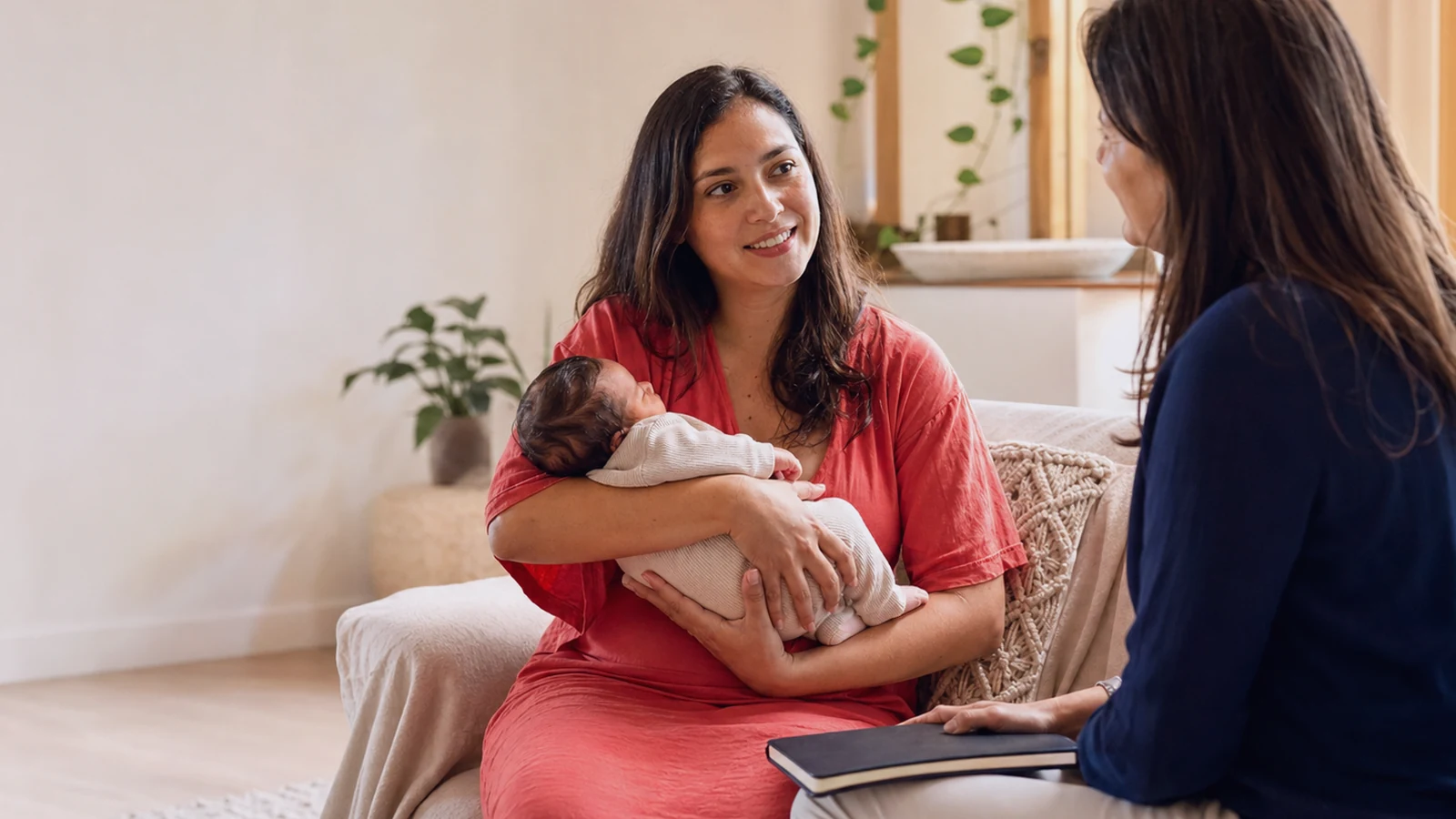 Família com recém-nascido em casa