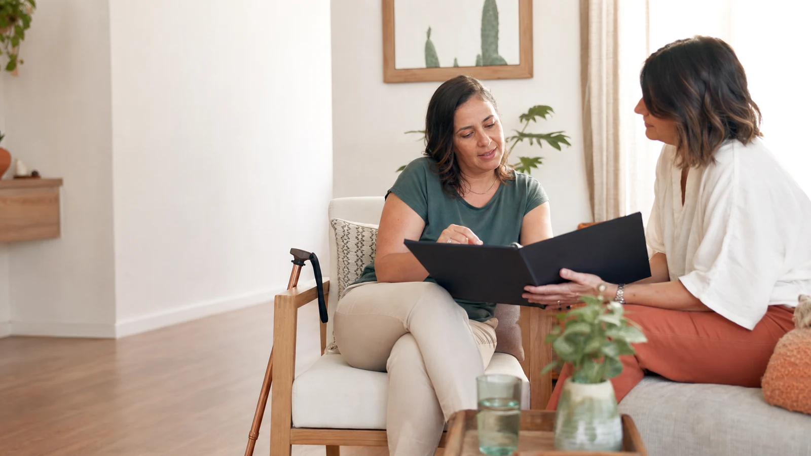 Pessoa em recuperação de saúde recebendo apoio